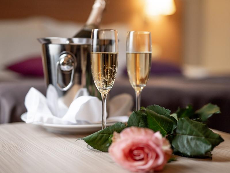 Игристое гостеприимство при бронировании номера в гостинице 